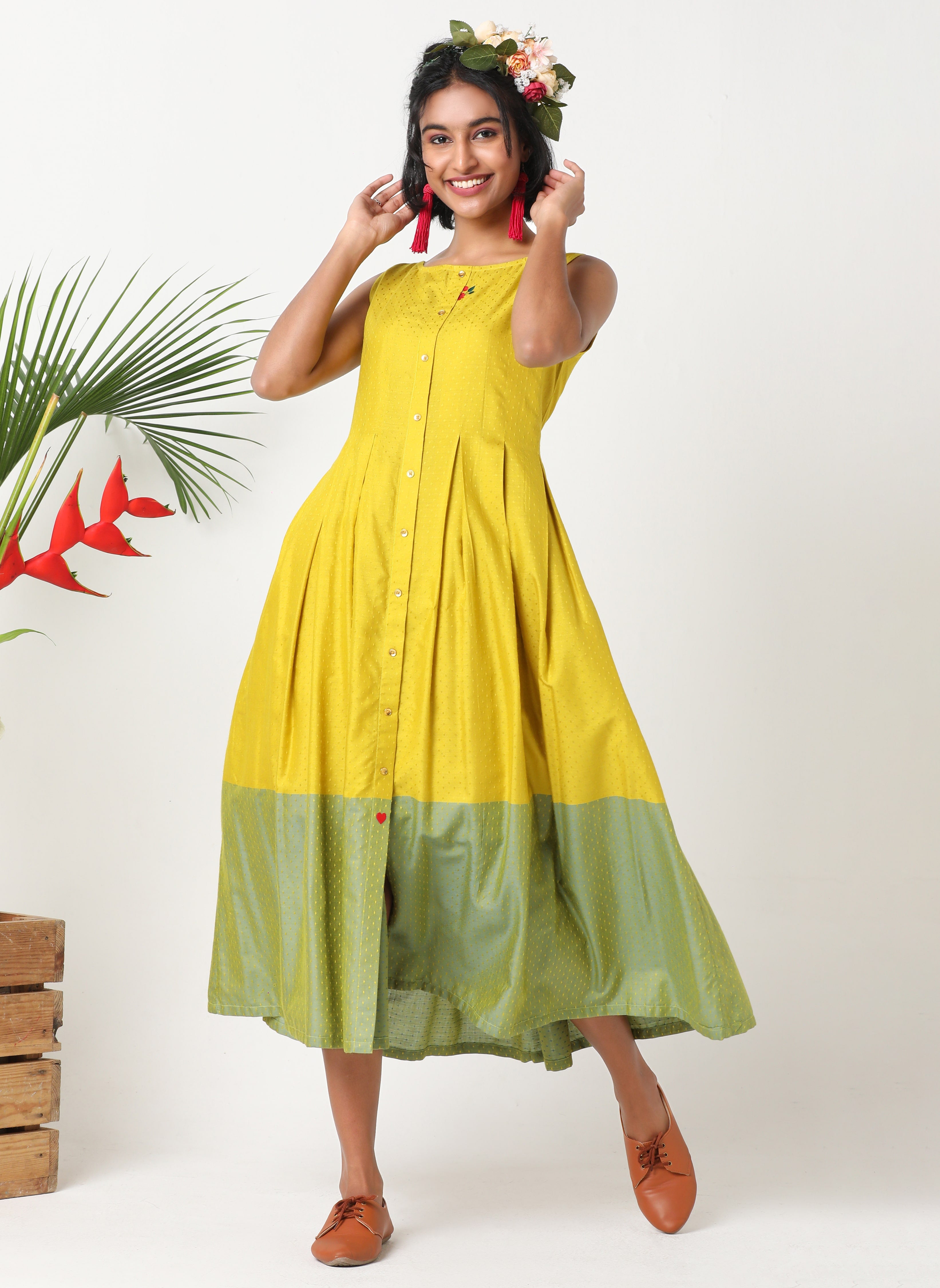 Yellow sleeves pleated dress with embroidery - MSG50B