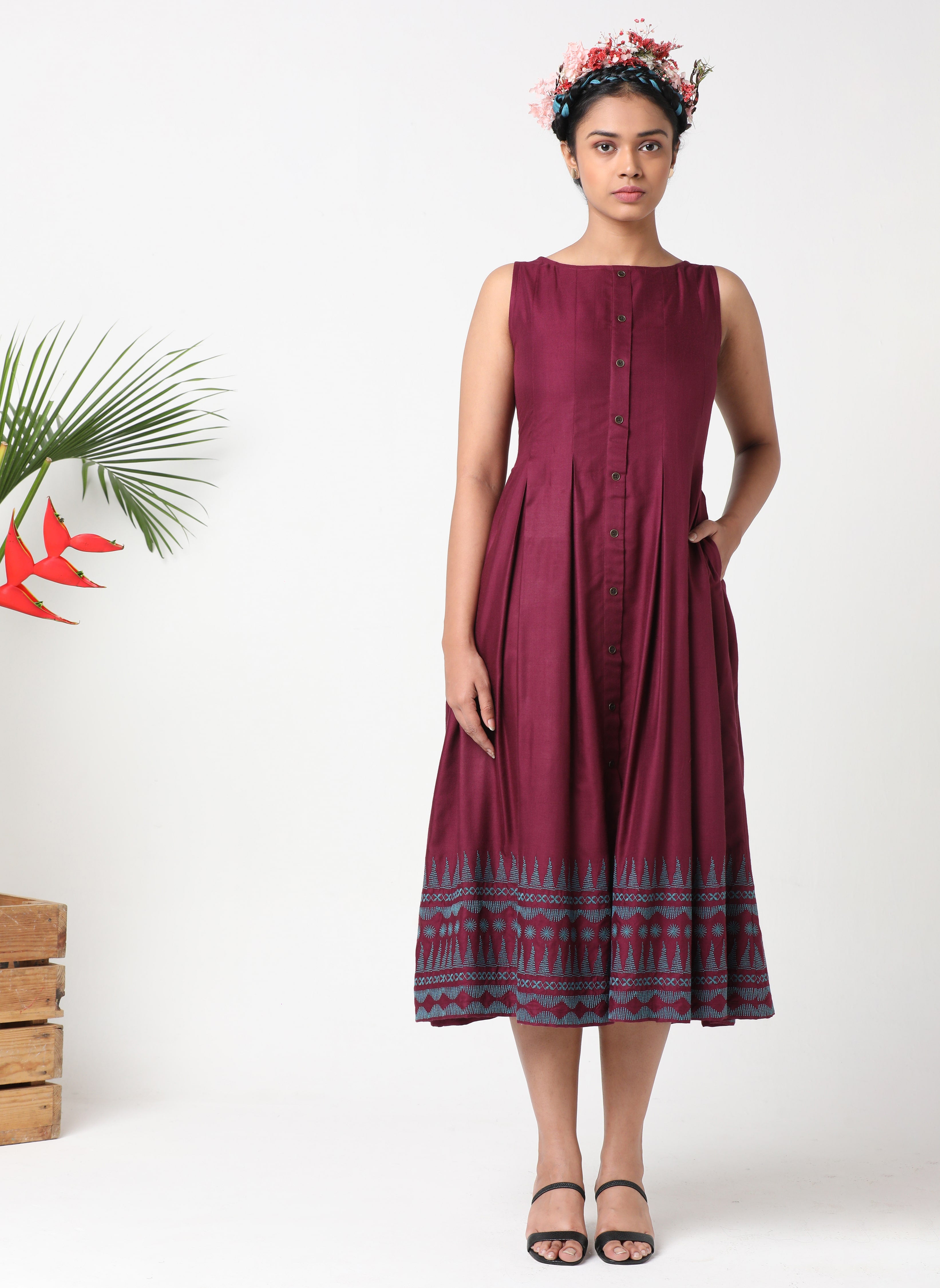 Burgundy sleeveless pleated dress with embroidery MSG50C
