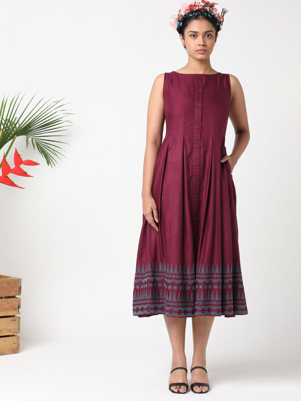 Burgundy sleeveless pleated dress with embroidery MSG50C